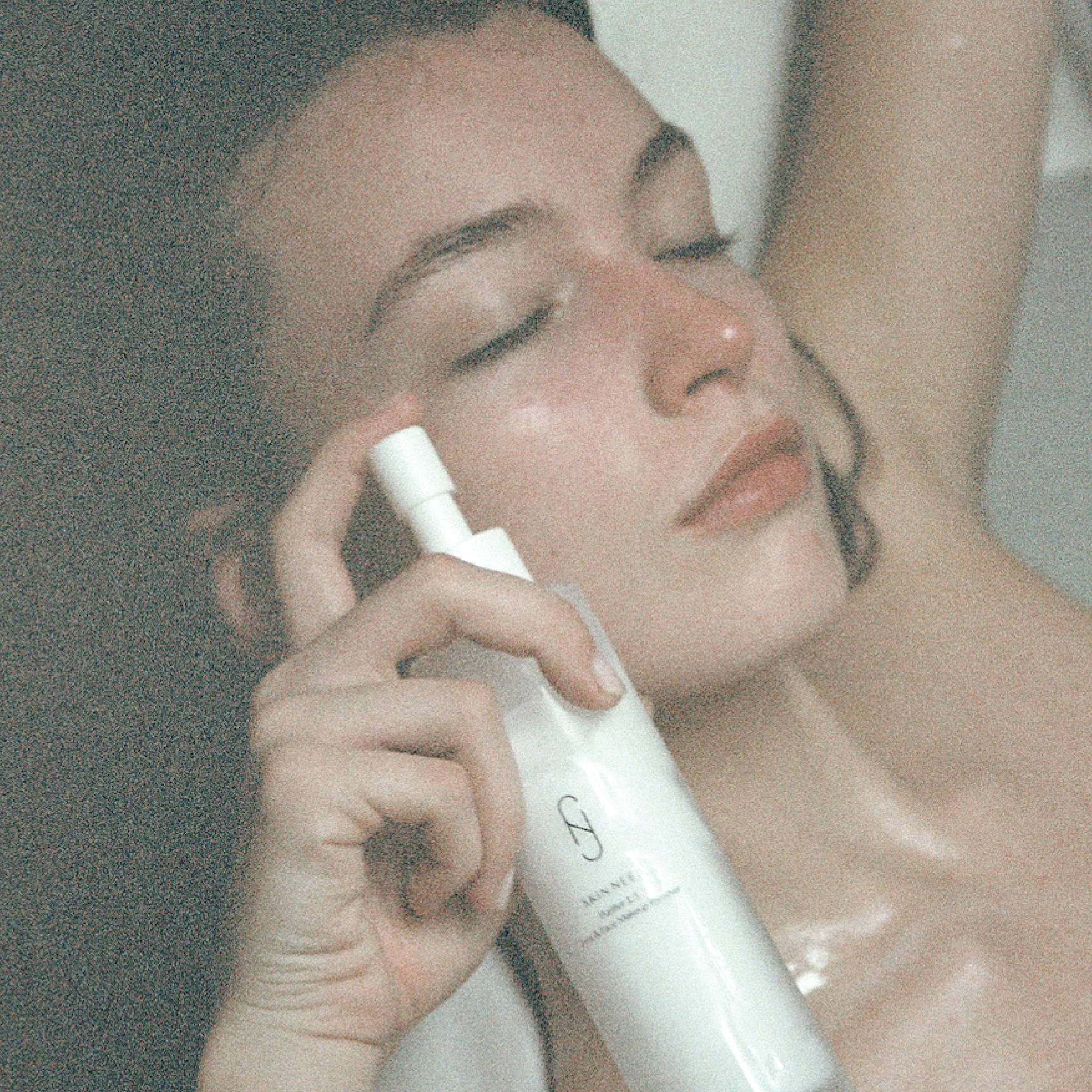 Wash-Off or Leave-On? Choosing the Right Retinoid Routine for Sensitive Skin